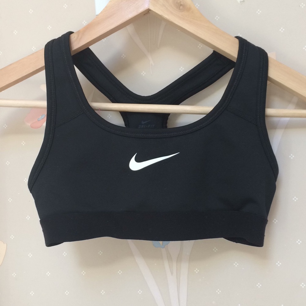 black nike sports bra